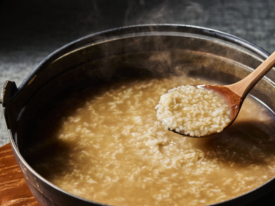 朝食ビュッフェ｜お茶で炊き上げた茶粥は、さらりとした軽い食感と、香ばしいお茶の風味が特徴です。