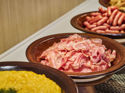 朝食ビュッフェ｜あふれる肉汁のソーセージと旨みたっぷりのベーコン。ホテル朝食の王道です。