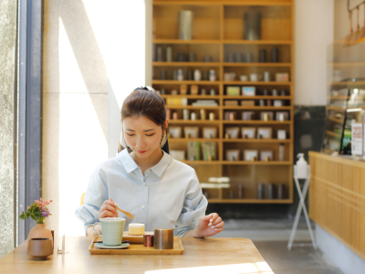 ■近隣飲食店／Kaikado cafe■ 柔らかな陽が差しこむ心地のよい空間で、ゆっくりと過ごせます