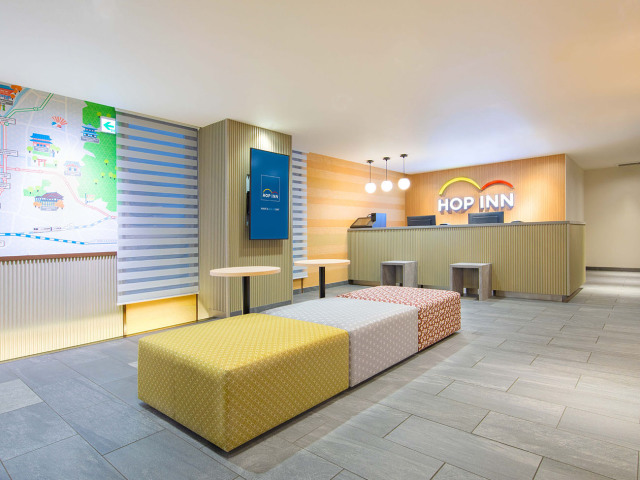 ホップイン京都四条大宮 【ロビー】フロントは日本語・英語にご対応。また、24時間サポートで安心♪