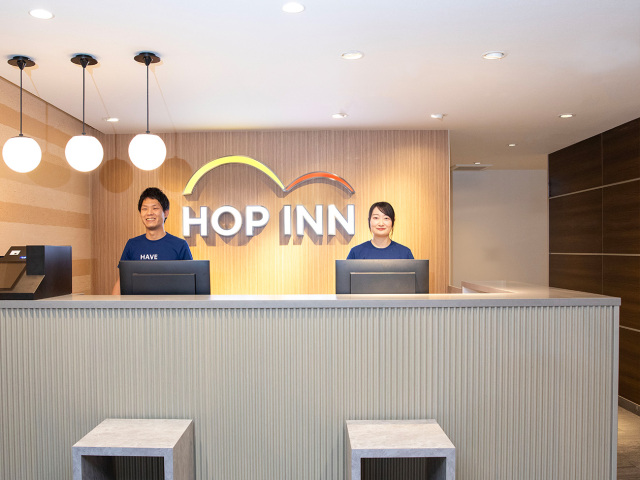 ホップイン京都四条大宮 【フロント】笑顔でお出迎え♪