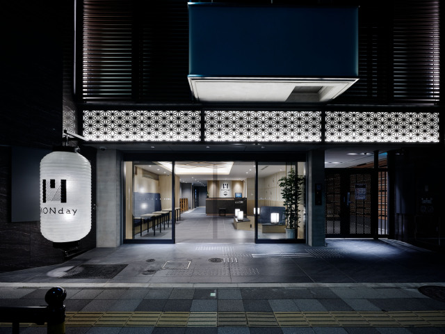 Ｐｒｅｍｉｕｍ　Ａｐａｒｔ　ＭＯＮｄａｙ　京都五条 外観・夜