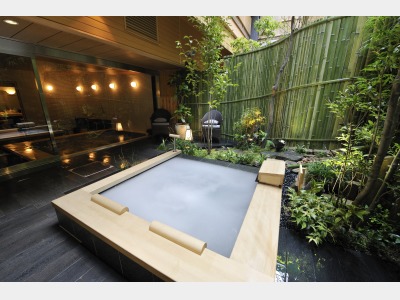 花伝浴場「月下庭園湯」（藤）