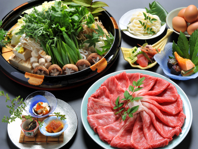 京風の味付けで召し上がって頂くボリュームたっぷりの『黒毛和牛すき焼き会席』