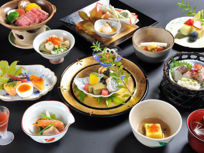 料理長自慢の会席料理をご堪能下さいませ。当館のスタンダード『京会席～寿会席～』