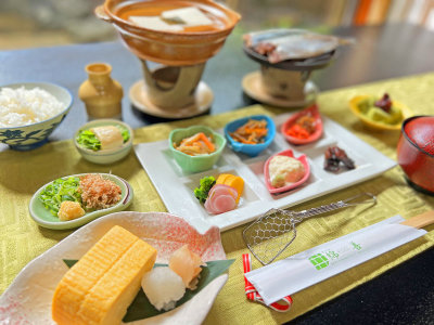 【朝食一例】その時々の京漬物、焼き魚、旬な食材を使用した“たいたん”、板前がひとつひとつ丁寧に巻いた出し巻き玉子や、茶碗蒸しなど、京都らしい朝食をご用意いたします