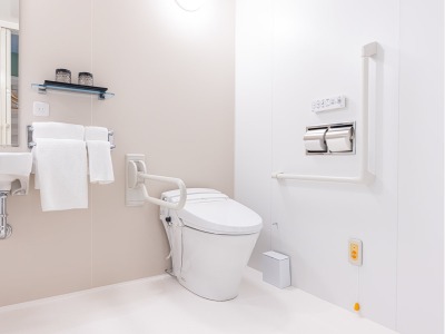 【ユニバーサルダブル】広々としたトイレをご利用ください。