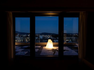 【デラックスツイン】お部屋から見える屋上園庭のライトアップの様子。