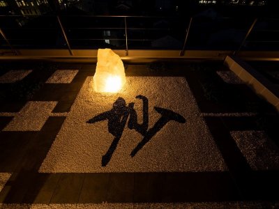 【屋上園庭】ライトアップの様子。