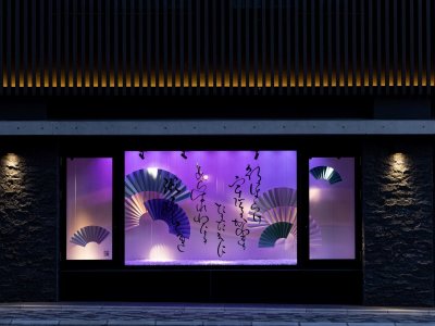 【外観】ライトアップされたショーウィンドウ。