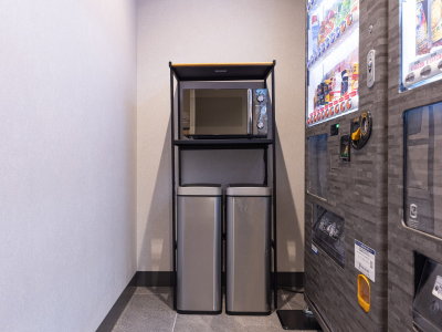 【自動販売機室】自動販売機室にて電子レンジをご用意しております。