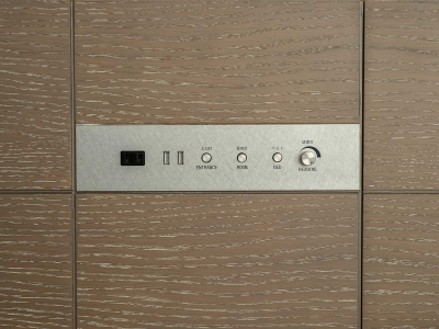  ベッドボードに電源コンセント・USBポートがございます。