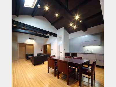 「お山」ダイニングからリビング