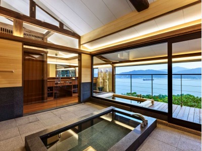 「金剛」の内風呂と露天風呂