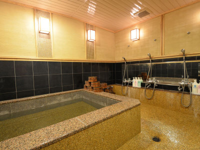 1階の浴室 （シャワーカラン6個）