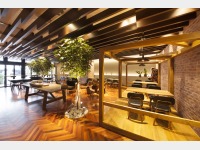 ���E���W