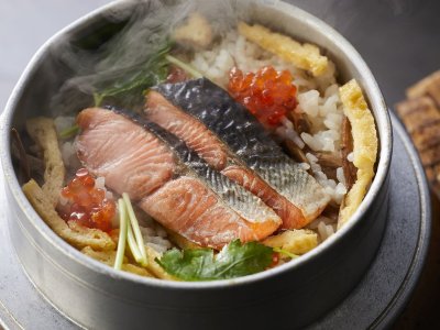 【土地の恵み会席】冬(2025年12月～2026年2月)食事 鮭とイクラの親子釜飯