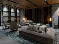 ���E���W