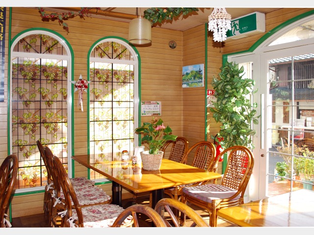 ���E���W