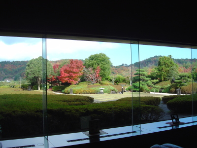 ロビーから中庭を望む