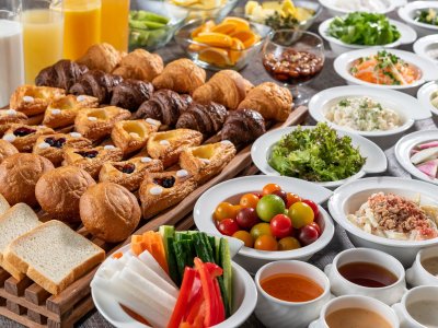 【朝食ビュッフェ】バラエティ豊かなメニューを取り揃えたバイキング形式の朝食です。