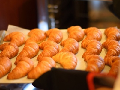 ＜朝食バイキング＞　毎朝、レストランで焼いてます♪人気の焼き立てパン！
