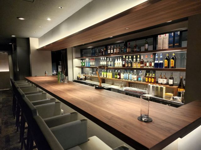 プラトンホテル四日市 ◆カウンターでお酒を楽しめる大人の空間のラウンジ