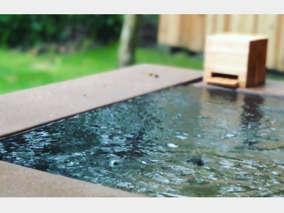 それぞれのヴィラにしつらえた特別な露天風呂。