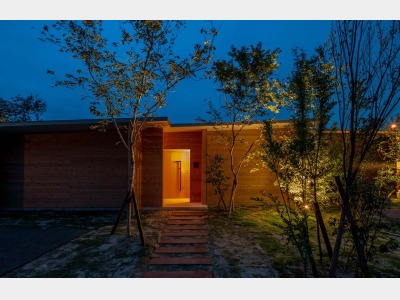 客室イメージ　ヴィラ「木刻」外観（夜）