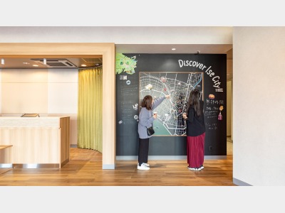 フロントでは近隣のご案内やオススメのお店をご紹介します