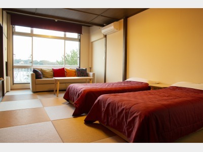 朱の海　ツインベッドルーム一例