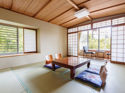 角部屋で海の見える広めの和室・10畳