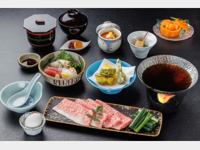 熊野牛鋤焼きとうつぼ会席