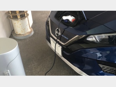 【館内設備 丨 電気自動車充電スペース】  ホテル駐車場内に、有料充電スタンド（1日1台）を完備しております。※営業時間：チェックイン～チェックアウト