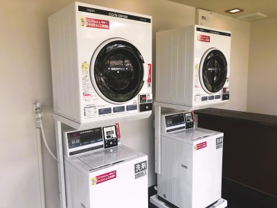 【館内設備 丨 コインランドリー】  ホテル１階 大浴場入口の手前に有料コインランドリーを設置しております。※営業時間： 5:00 - 25:00