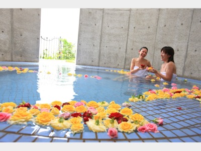 女性用には生のバラを浮かべたお風呂も・・