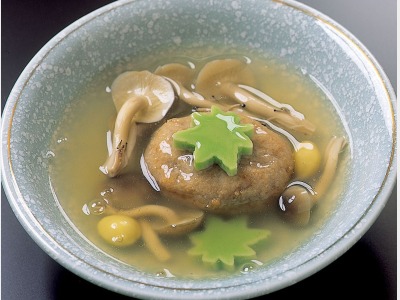 当館自慢の一品「蓮根餅の葛餡仕立て」一番出汁の香りとトロトロ葛餡の優しい味。