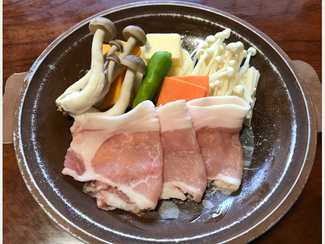 まごころの宿　丸井 自家製柚子ポン酢でいただく「柔らか豚肉と野菜の陶板焼き」