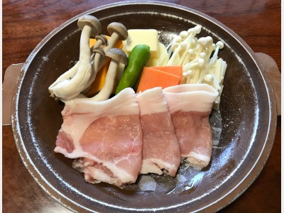 自家製柚子ポン酢でいただく「柔らか豚肉と野菜の陶板焼き」