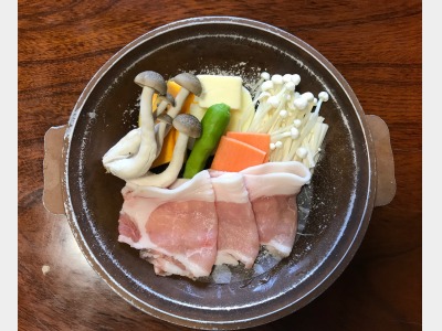 自家製柚子ポン酢でいただく「柔らか豚肉と野菜の陶板焼き」