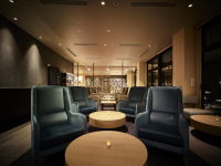 ���E���W