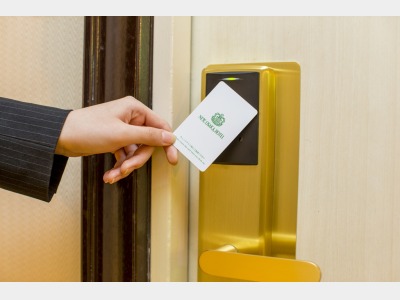 客室ドア　カードキー