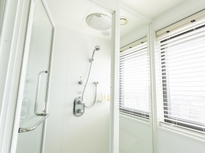 窓側シャワーブース（セミダブル）