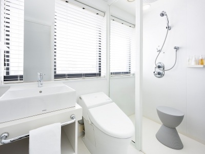 窓側シャワーブース（セミダブル）