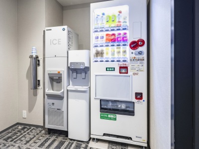 各階自動販売機コーナーにウォーターサーバーを設置しております（お部屋にペットボトル飲料水のご用意はございません）