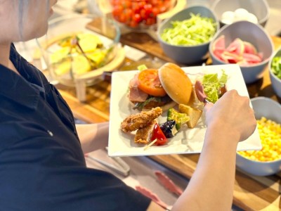 【朝食】選べるハンバーガー付きハーフビュッフェ