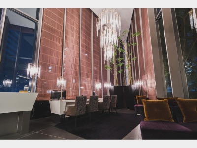 ロビーはガラス張りのモダンな空間