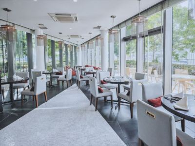 フレーバーティーがお勧め。ホテルメイドのケーキとともに・・カフェ「アロンジ！」