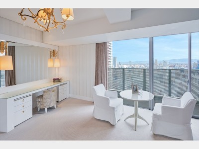 上品な空間　　　　エヴァーホワイトのリビングルーム