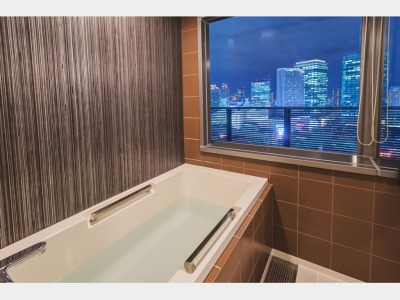 夜景を見ながら・・・ブラックティーのバスルーム